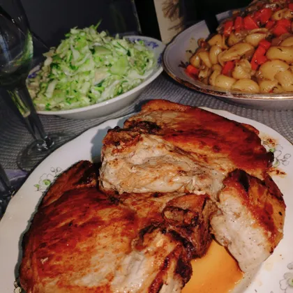 Свиной стейк с макаронами и капустным салатом