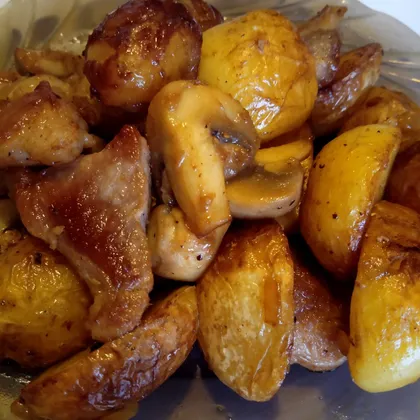 Молодой картофель с мясом и грибами