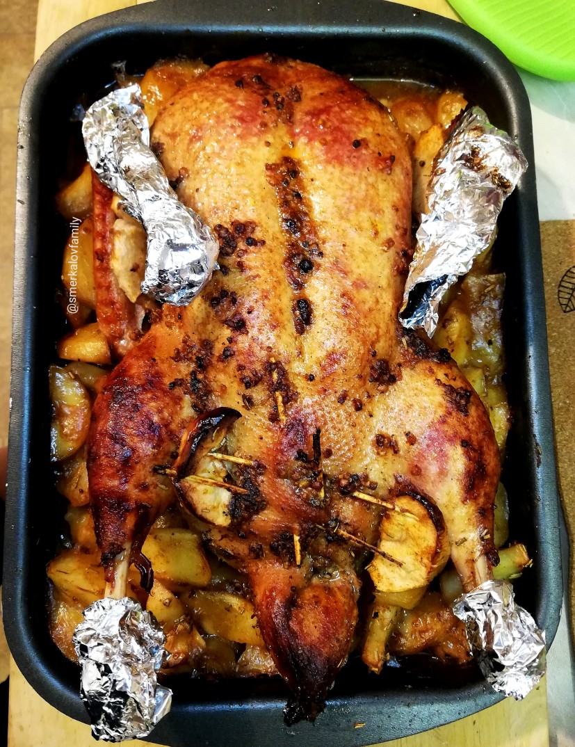 Утка в духовке с картошкой: рецепт праздничного блюда