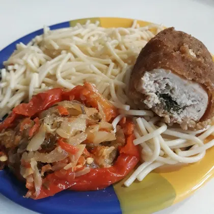 Котлеты по-киевски с гарниром из спагетти и овощами