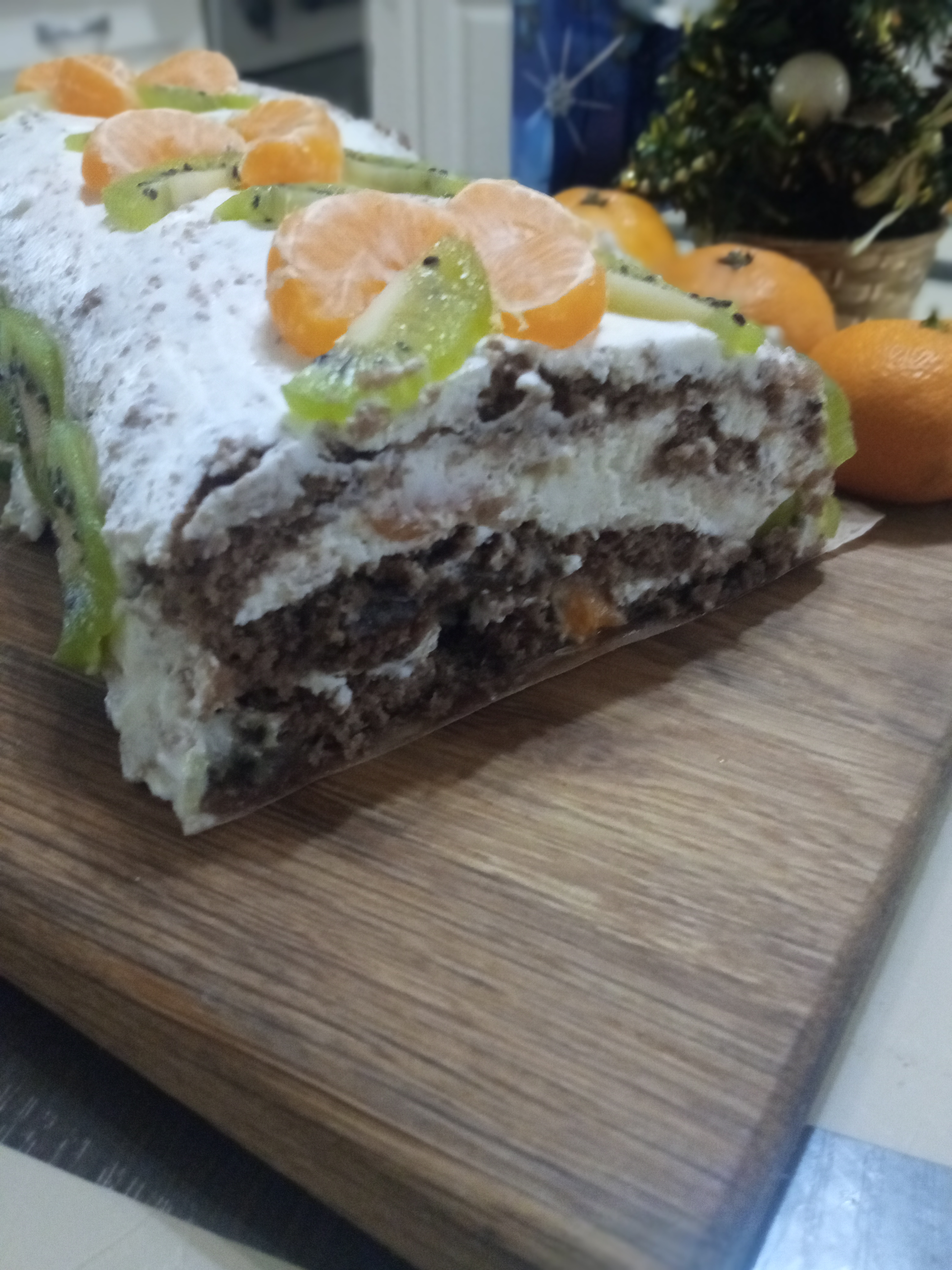 Бисквитный рулет с киви и мандаринами