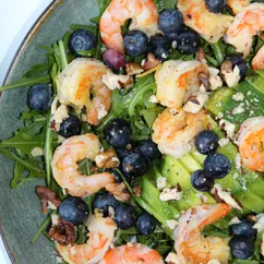 Салат с креветками и голубикой 