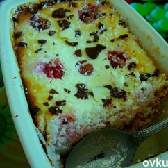 Творожно-рисовая запеканка с клубникой, кокосом и шоколадом