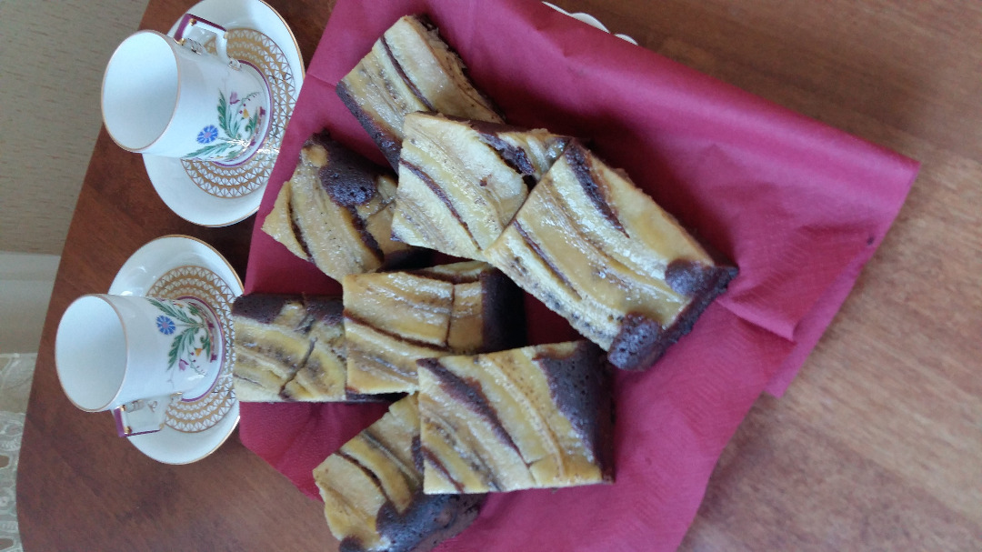 Шоколадное пирожное с бананами