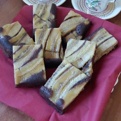 Шоколадное пирожное с бананами