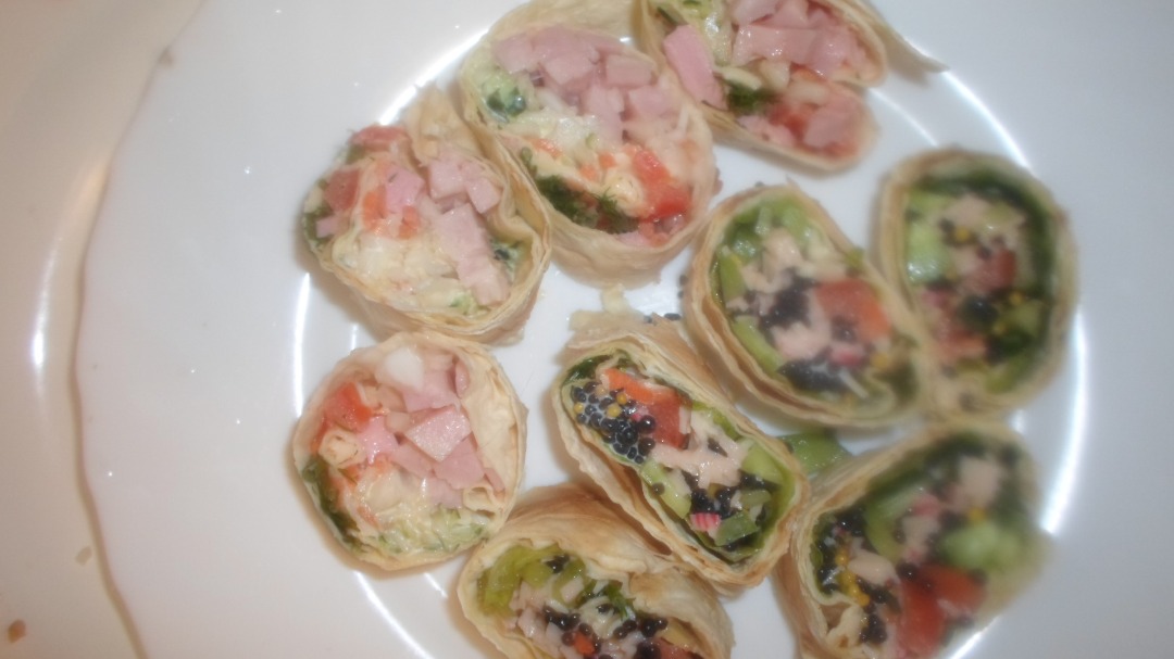 Рулетики из лаваша (с шакшукой)