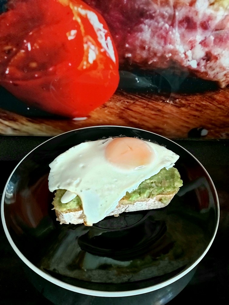 Завтрак на чиабатте с гуакамоле и яйцом