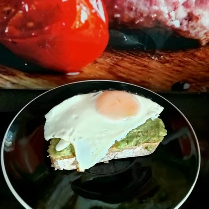 Завтрак на чиабатте с гуакамоле и яйцом