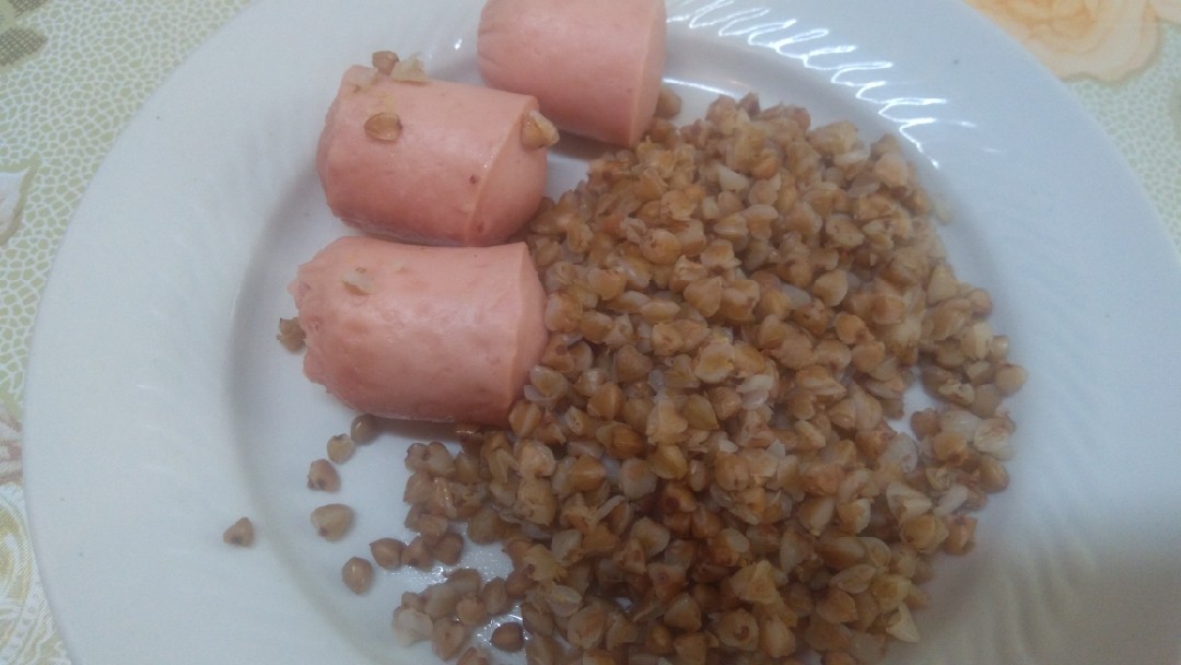 Горшочек с картошкой, квашеной капустой и сосисками: рецепт с фото