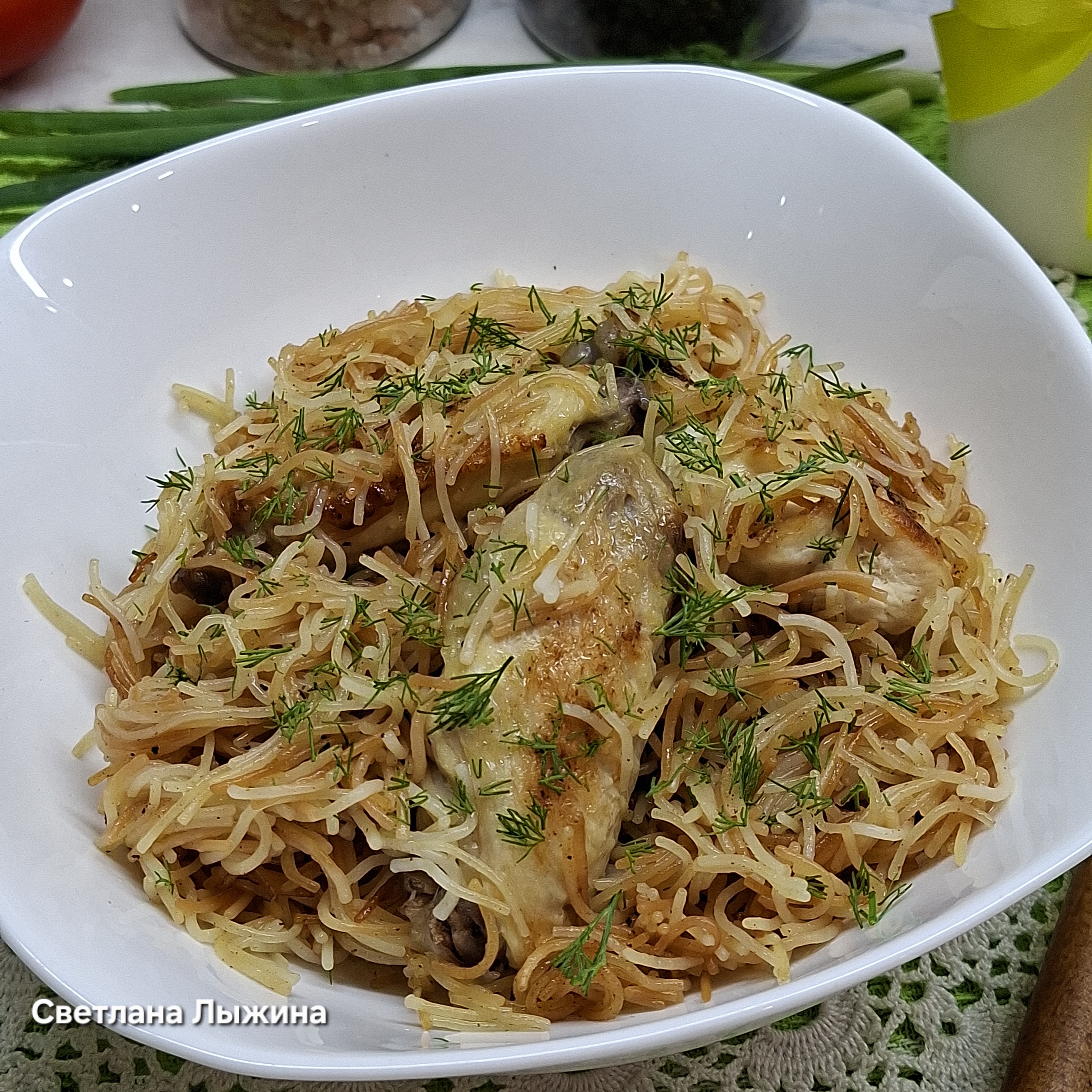Жареная вермишель с курицей на сковороде