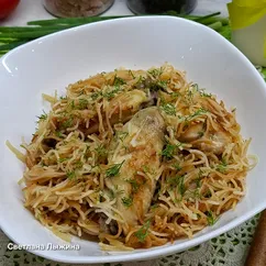 Жареная вермишель с курицей на сковороде