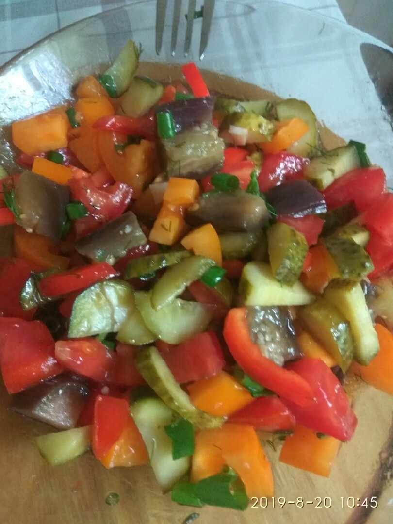 Салат с малосольными огурчиками и баклажанами