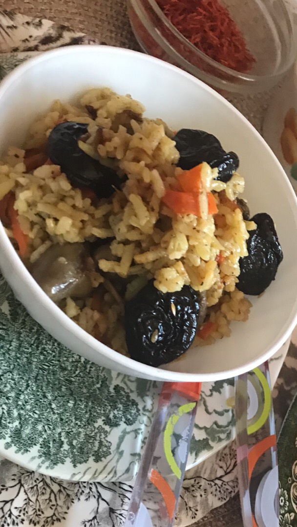 Плов с куриными сердечками и черносливом