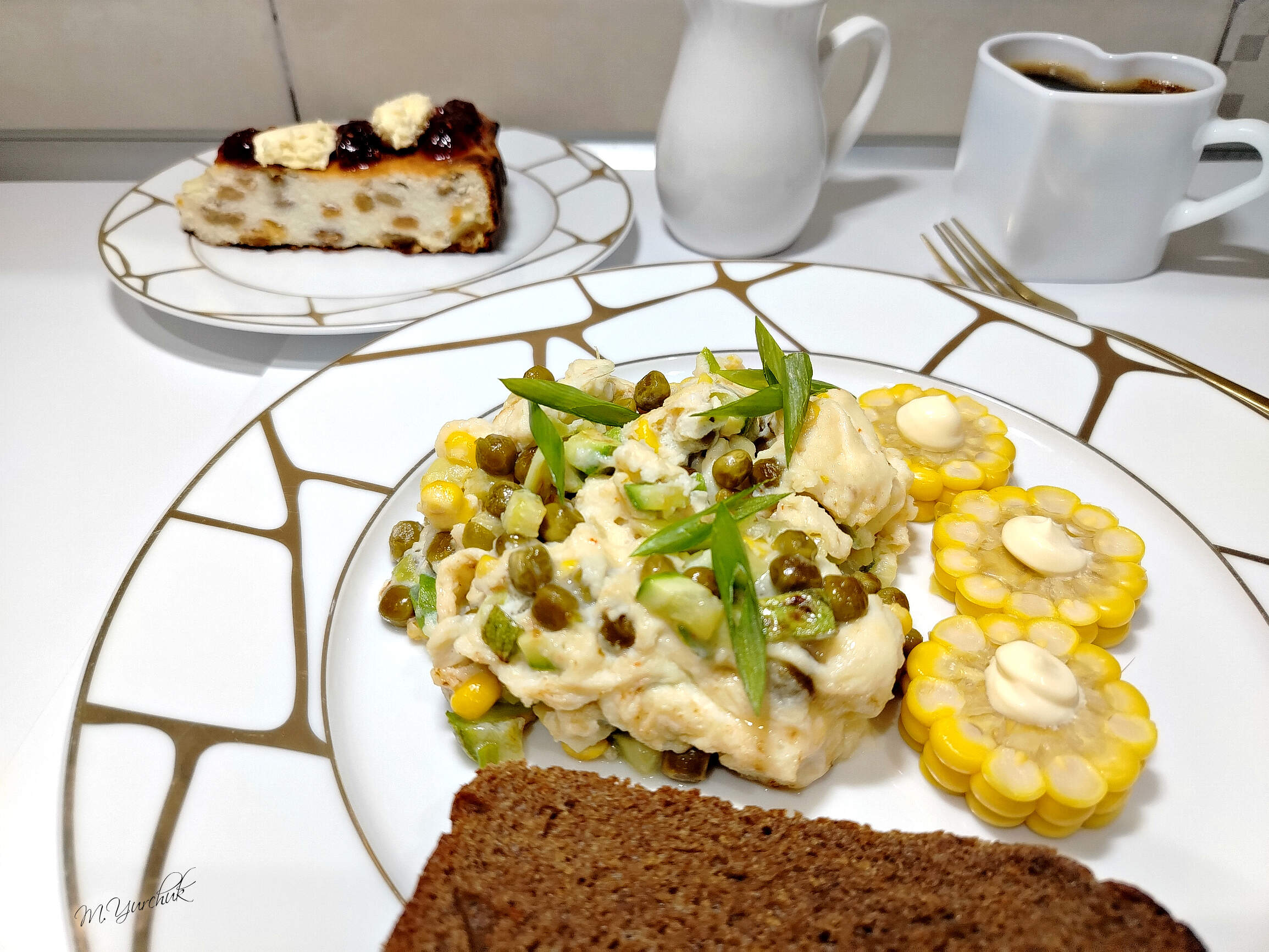 Яичница с зеленым горошком, кукурузой и кабачками