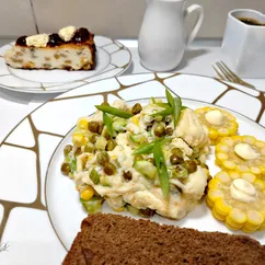 Яичница с зеленым горошком, кукурузой и кабачками