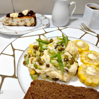 Яичница с зеленым горошком, кукурузой и кабачками