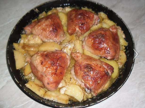 Запеченная курица с картошкой в кефире