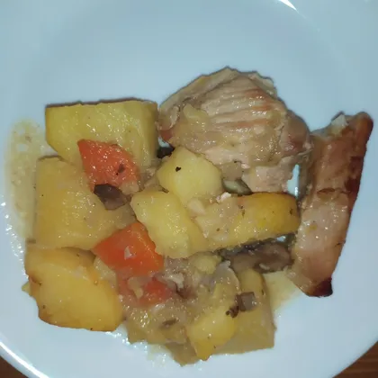 Картошка тушеная с грибами и свининой