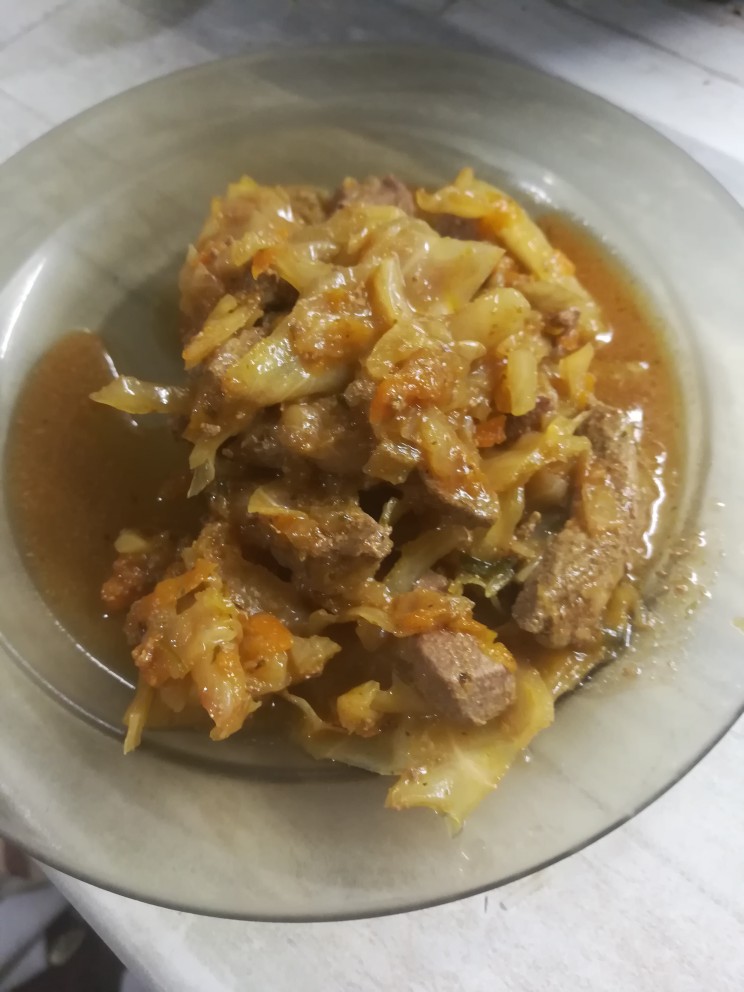 Тушеная капуста с говяжьей печенкой