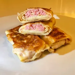 Блинчики на молоке с сосисками и сыром