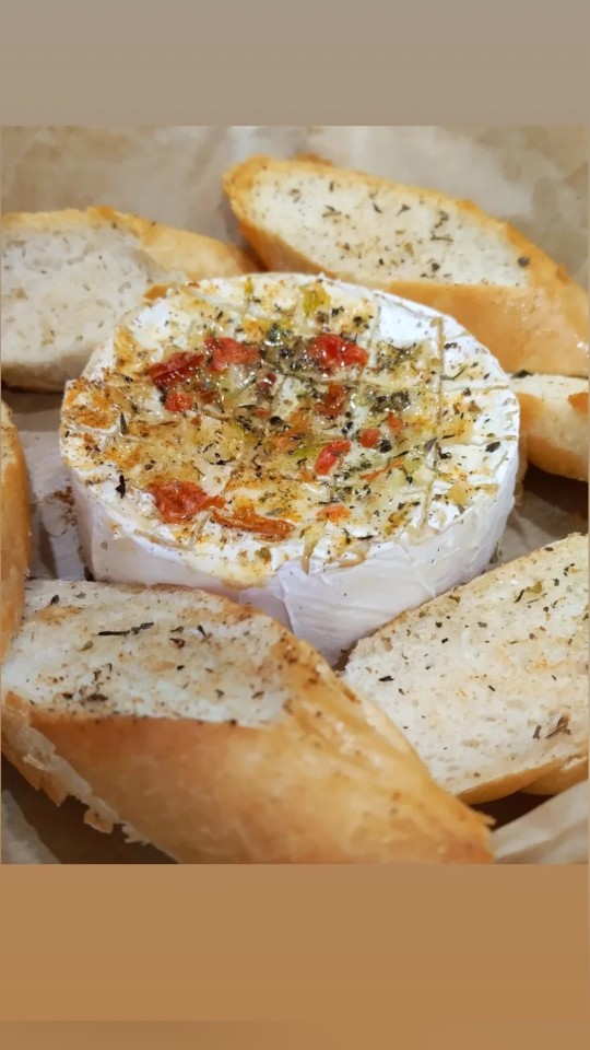 Запеченный сыр "Камамбер" с гренками