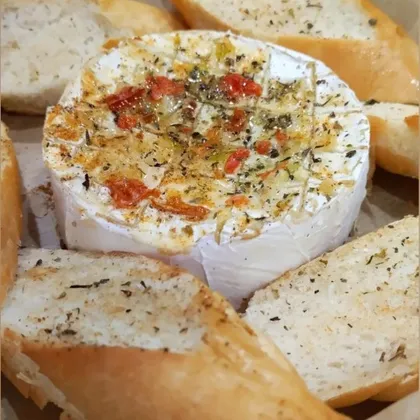 Запеченный сыр "Камамбер" с гренками