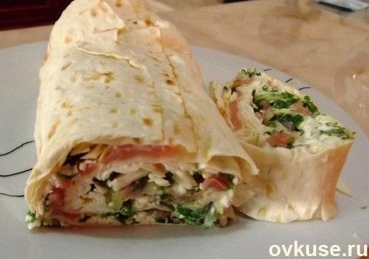 Рулетик с семгой, хрустящим огурчиком и колбасным сыром