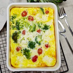 Омлет с брокколи, брынзой и черри