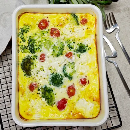 Омлет с брокколи, брынзой и черри