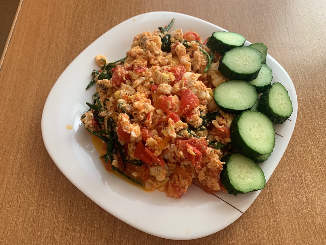 Скрэмбл из яиц с помидорами и рукколой