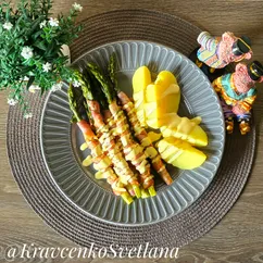 Спаржа с картофелем и голландским соусом