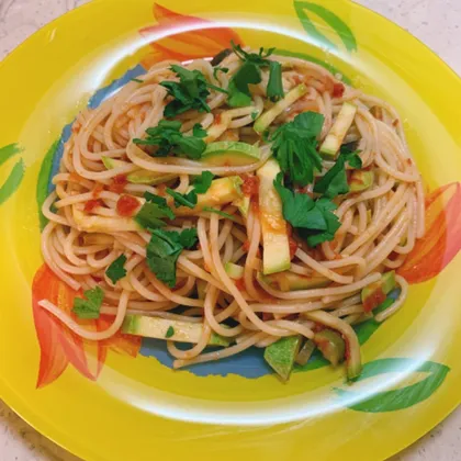 Спагетти с кабачком и оливками
