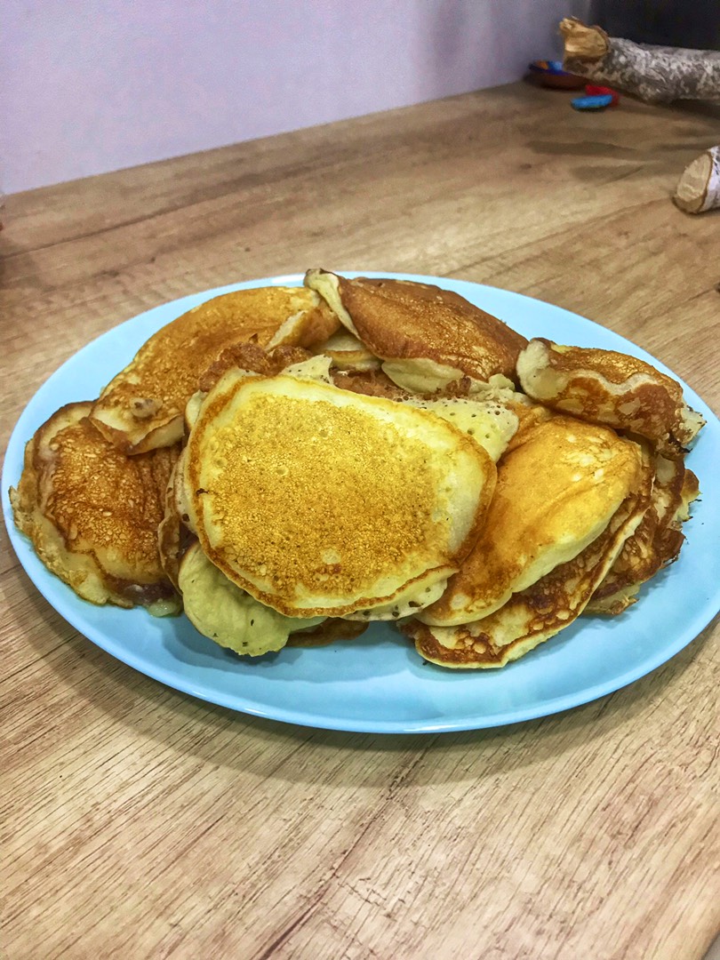 Пышные оладьи на молоке с дрожжами: рецепт - Лайфхакер