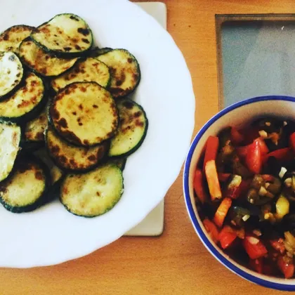 Теплый салат баклажаном и помидором и кабачок в кляре