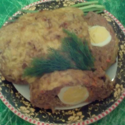 Мясной рулет с овощами и яйцом