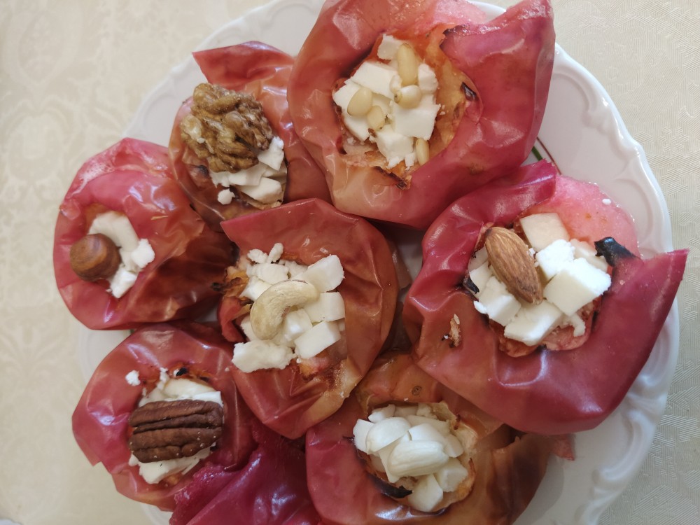 Печёные яблоки с козьим сыром и орешками