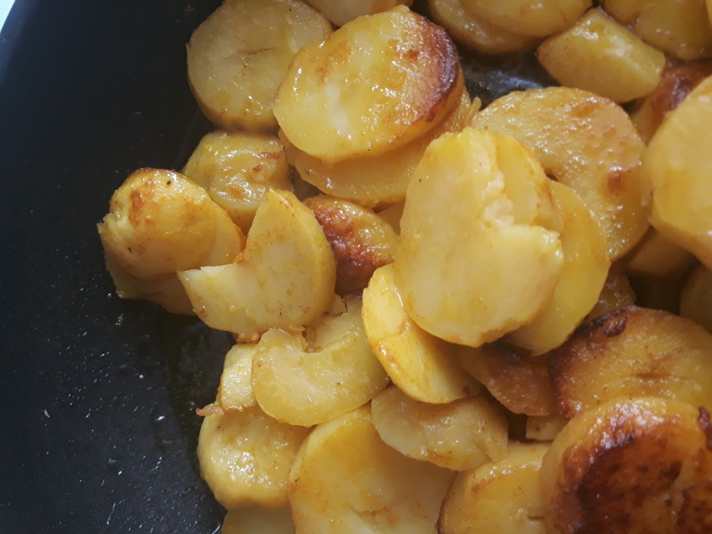 Можно ли жареную картошку в пост. Отварная обжаренная картошка. Жареная вареная картошка. Картофель вареный обжаренный. Картофель отварить и обжарить.