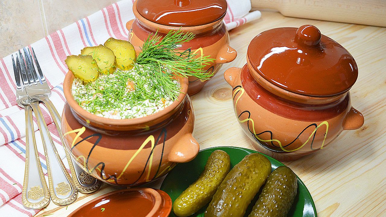 Картофель с курицей в духовке в глиняных горшочках
