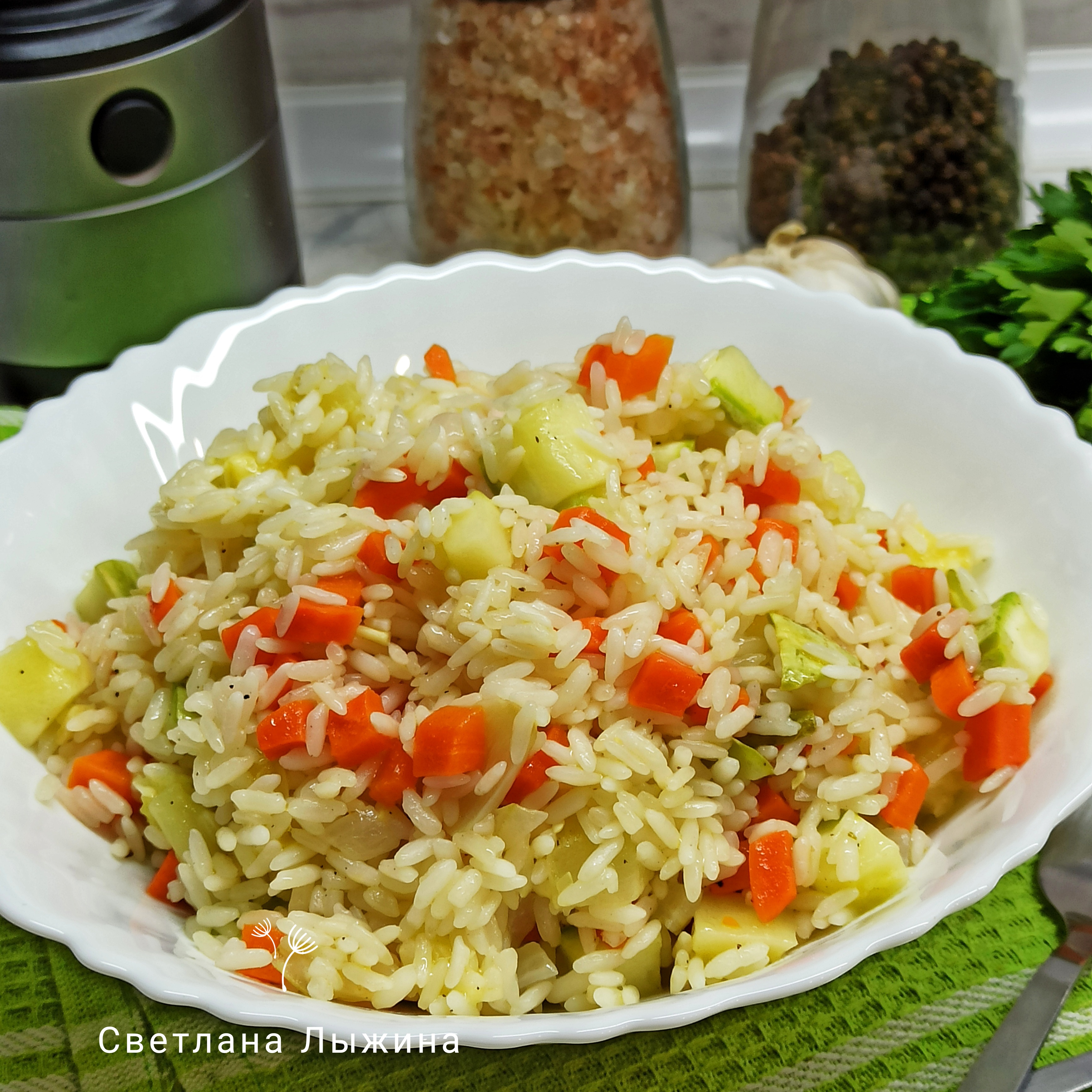Рис с кабачками и морковью на сковороде