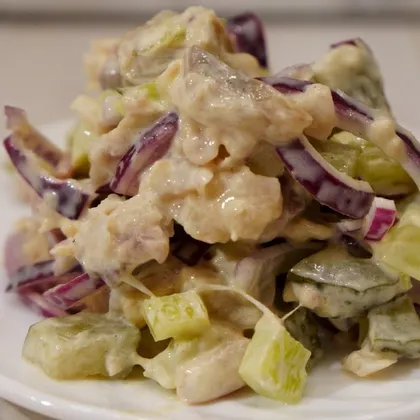Быстрый салат из скумбрии с маринованными огурцами