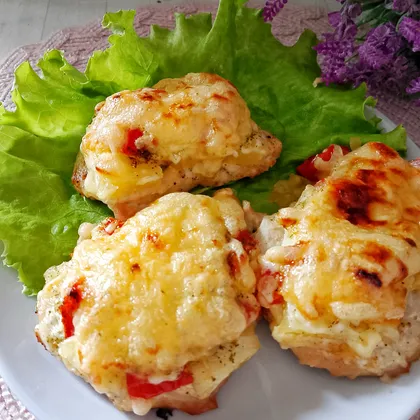 Отбивные из индейки с ананасами, помидорами и сыром