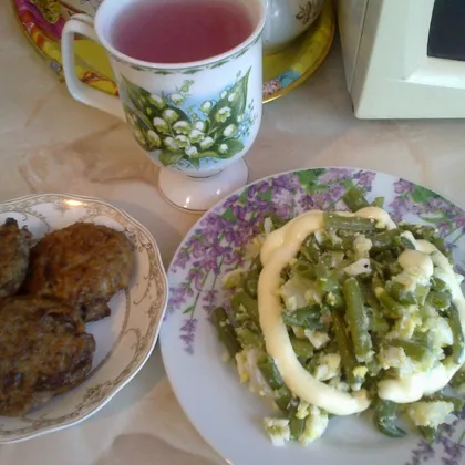 Тёплый салат из стручковой фасоли+гречневые оладьи с грибами+кисель