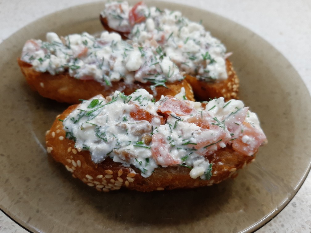 Салат из творога с помидорами и семечками