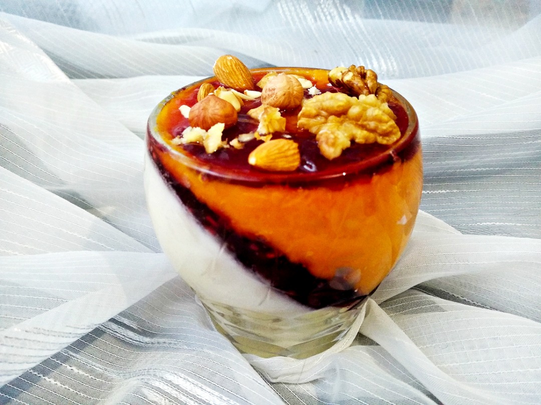 Сливочно-тыквенный десерт с джемом и орехами