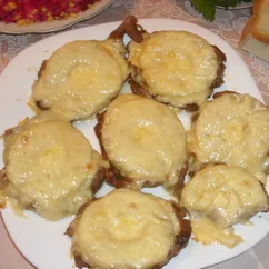 Свинина с ананасами и сыром