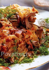 Гуляш из индейки с квашеной капустой