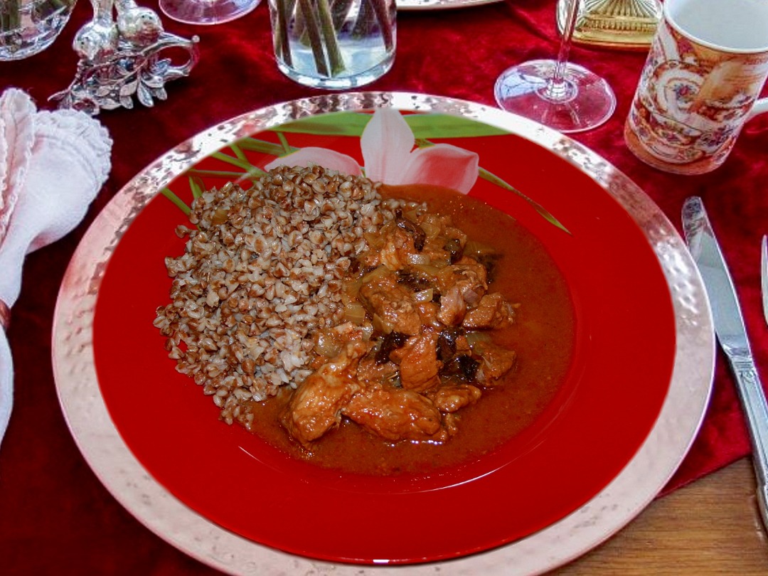 Свинина с черносливом и гречка