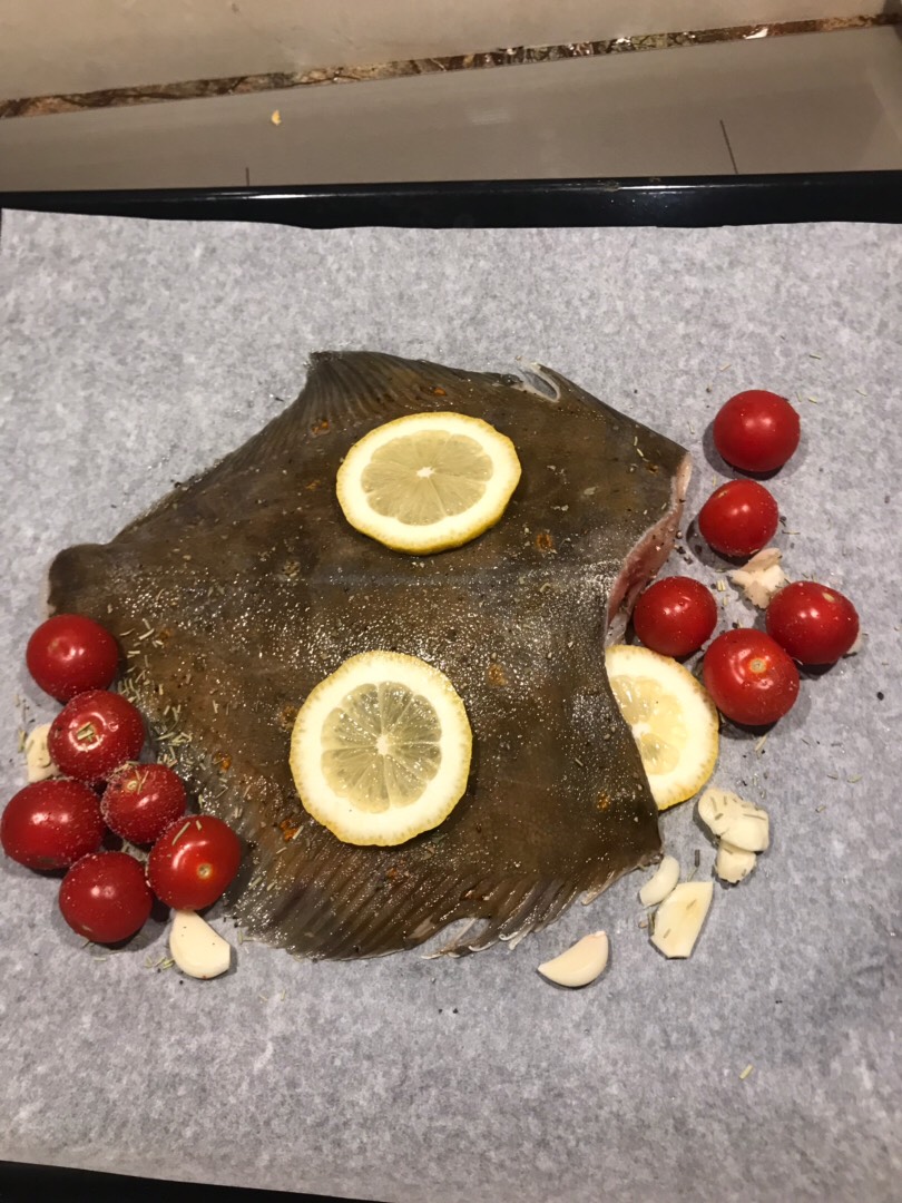 Камбала запечённая с томатами Черри