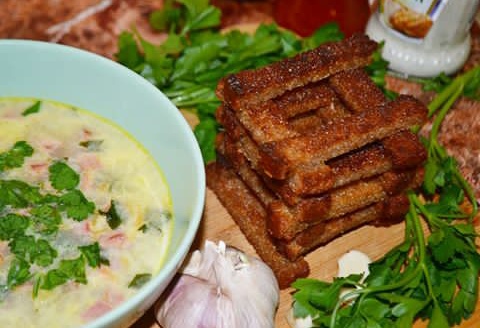 Мясной суп с курицей и копчеными колбасками