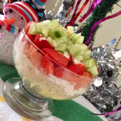 Слоеный салат с авокадо, сёмгой и рисом на Новый год